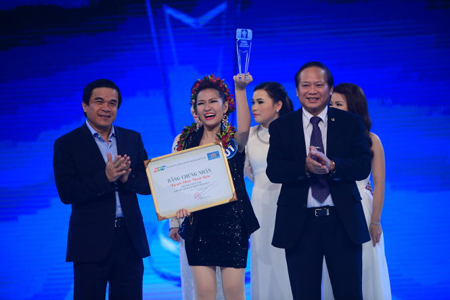 Thí sinh Nguyễn Phạm Thanh Ngân trong giây phút đăng quang trong đêm thi chung kết xếp hạng cuộc thi Tiếng hát truyền hình 2014 tối 28-11 tại nhà hát Ðài truyền hình TP.HCM